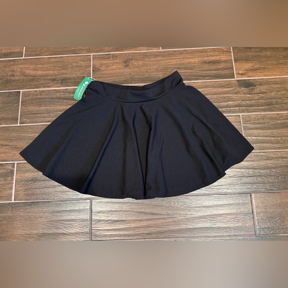 Urban Coco Mini Flare Skirt Size Large Black New (runs small see measurements)